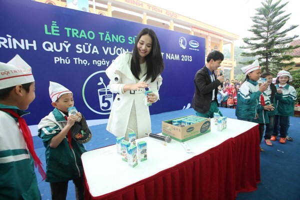 Hai Đại sứ của chương trình Quỹ sữa Vươn cao VN là nghệ sỹ Xuân Bắc và Hoa hậu Hương Giang trò chuyện và cùng chơi những trò chơi vui nhộn với các em bé xã Đồng Lương.